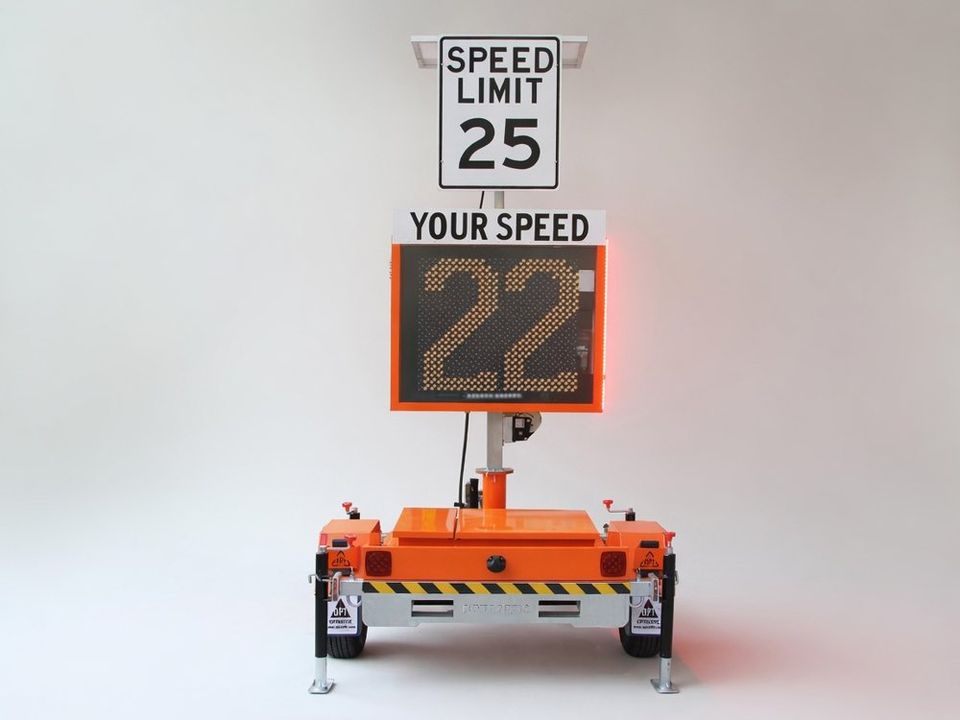 Trailer-mounted solar radar speed sign